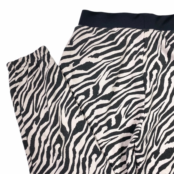 ♦️SOLD♦️Victoria’s Secret Zebra Fleece Jogger Set - Picture 13 of 16